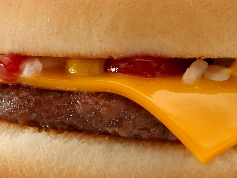 Hamburguesa de queso retocada. McDonalds